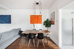 Dining - Prime Location + Parking | Spacious & Modern (Montréal)