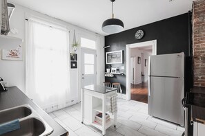 Fridge, oven, stovetop, dishwasher - Prime Location + Parking | Spacious & Modern (Montréal)