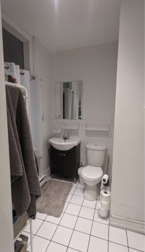 SĂšche-cheveux, bidet, serviettes fournies, savon