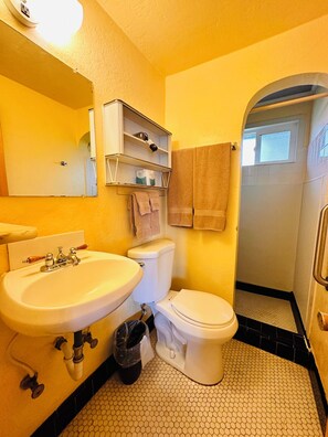 Doccia, asciugacapelli, asciugamani, sapone