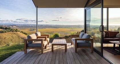 Exclusive hilltop retreat in the heart of Hawke's Bay -walk to the wineries!