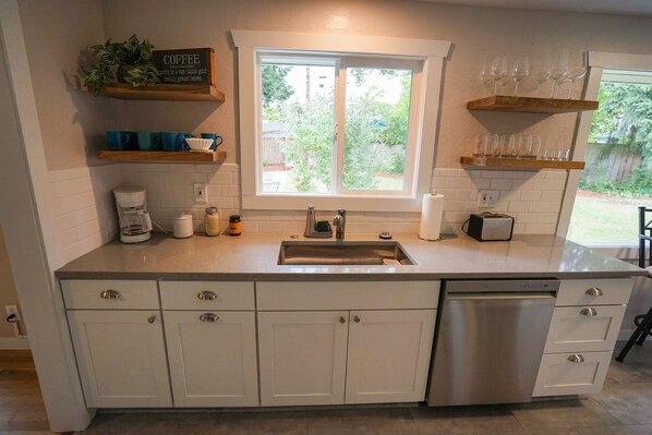 Jääkaappi, mikroaaltouuni, uuni, liesi