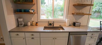 Newly remodeled cozy home with large yard. Close to U of O, Autzen, and Oakway.