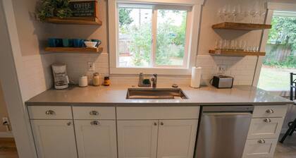 Newly remodeled cozy home with large yard. Close to U of O, Autzen, and Oakway.