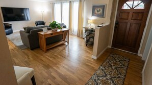 Una sala de estar con un sofá, una mesa de centro y un televisor.