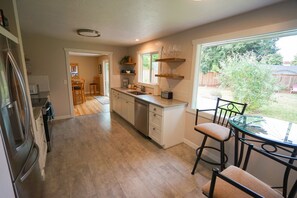 Jääkaappi, mikroaaltouuni, uuni, liesi