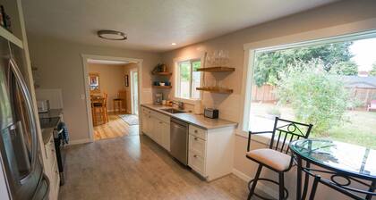 Newly remodeled cozy home with large yard. Close to U of O, Autzen, and Oakway.