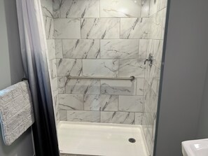 Shower, hair dryer, towels, soap - The Randolph (Niagara Falls)