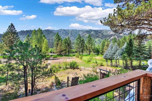 Fantastic Riverside Cabin with Hot Tub, WFI!