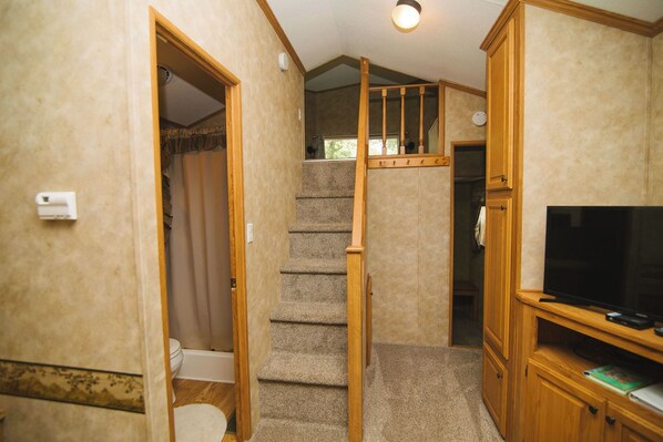 Interior - Whispering Pines. 1BR +loft, w/ queen hide-a-bed. Lake view, beach access. (Richmond)