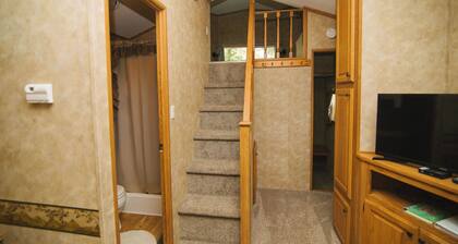 Whispering Pines. 1BR +loft, w/ queen hide-a-bed. Lake view, beach access.