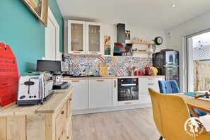 Refrigerador, microondas, horno, placa de cocina