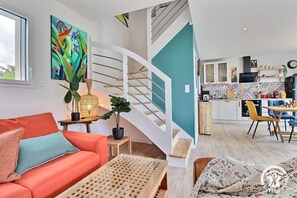 TV, books, stereo - L'escale Bleue - Belz (BELZ)