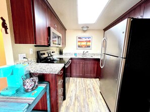 冰箱、微波炉、烤箱、炉灶