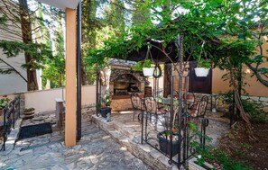 Outdoor dining - Amazing apartment in Rovanjska with WiFi (Rovanjska)
