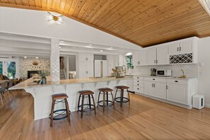 Micro-ondes, four, plaque de cuisson, lave-vaisselle