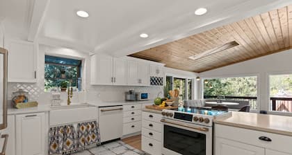 The Luxe Lake Cabin – Lake View, Sauna, & More