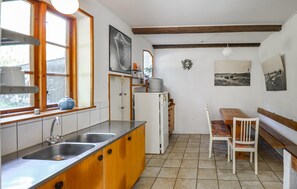 Fridge, oven, stovetop, coffee/tea maker