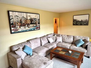 Una Smart TV, una chimenea, libros, una pantalla de ordenador