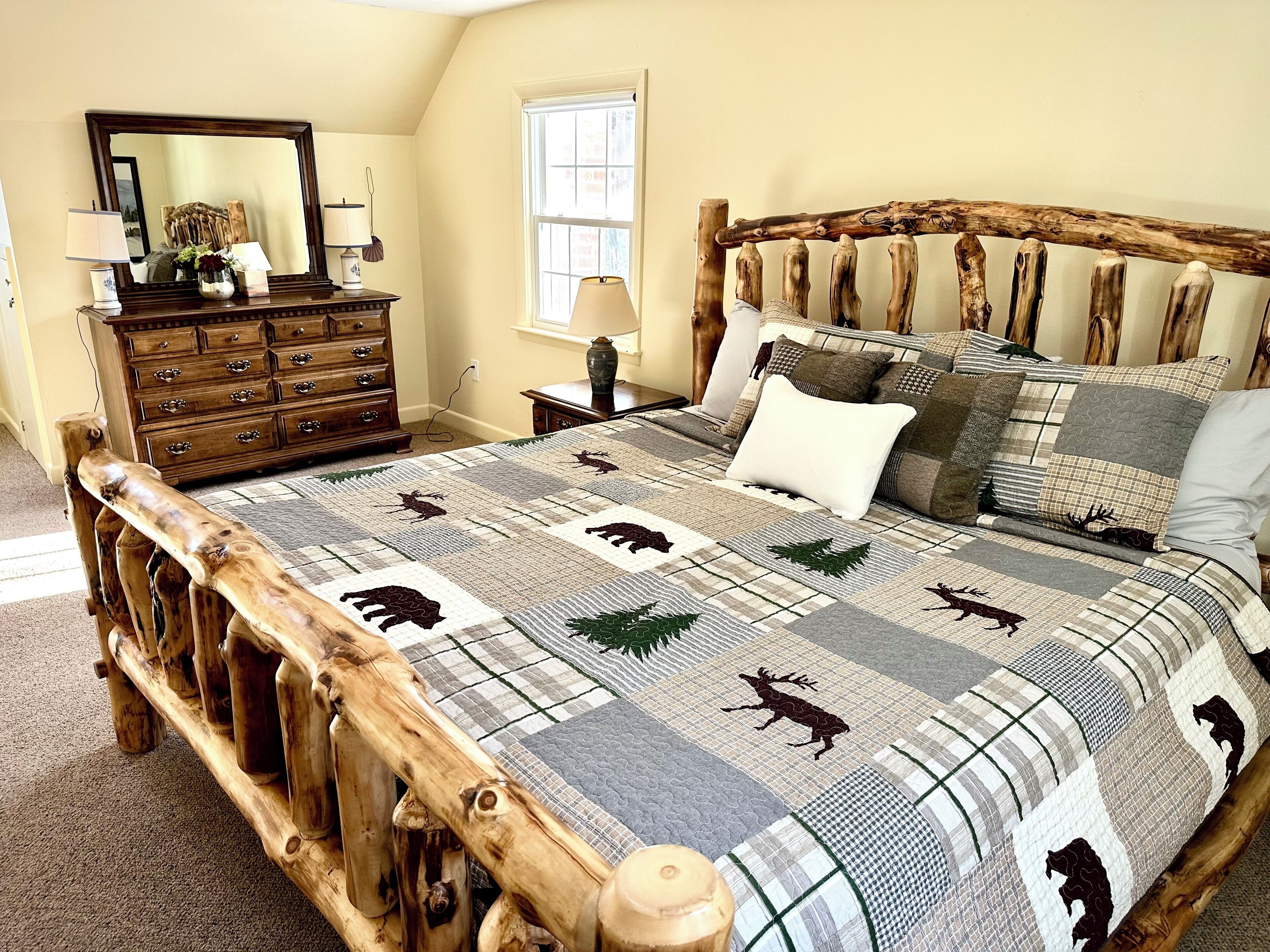 3 bedrooms, desk, iron/ironing board, travel crib