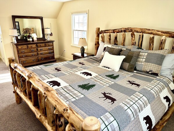 3 makuuhuonetta, työpöytä, silitysrauta/-lauta, vauvan matkasänky