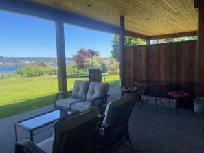 Terrace/patio - Ridge View Suite Seascape Panorama with Covered Deck  (Campbell River)