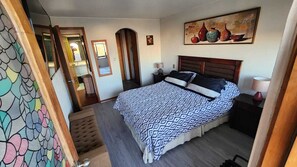 1 dormitorio, tabla de planchar con plancha, wifi y ropa de cama