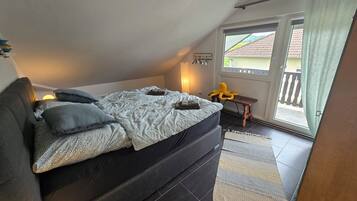 2 bedrooms, iron/ironing board, WiFi, bed sheets