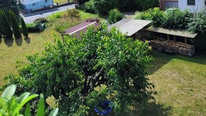 Um bairro residencial com casas, gramado e céu claro.