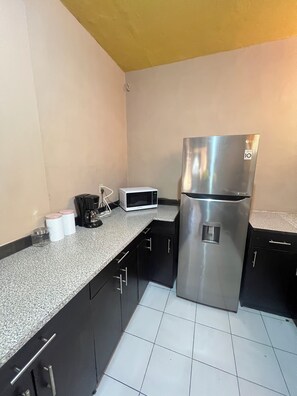 電子レンジ、オーブン、コーヒー / ティーメーカー、調理器具と食器