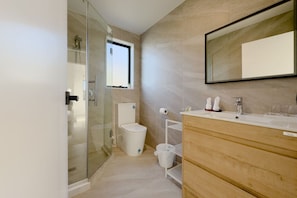 Shower, hair dryer - Spacious Three-Bedroom Home in Forrest Hill (Auckland)