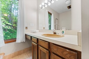 Shower, jetted tub, hair dryer, towels