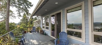 Waterview 3 Bedroom home in town, walk to town amenities, airport & hospital.