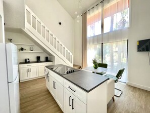 Frigorífico, microondas, placa de cocina y lavavajillas