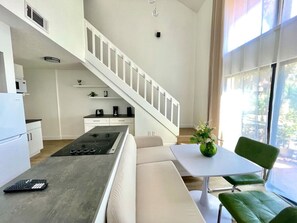 Fridge, microwave, stovetop, dishwasher - Home near Sea world/Universal/Convention center (Orlando)