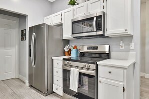 Fridge, microwave, oven, stovetop - Wichita home, by the river, spacious 9 beds-game room with pool table, 1gb Wi-Fi (Wichita)