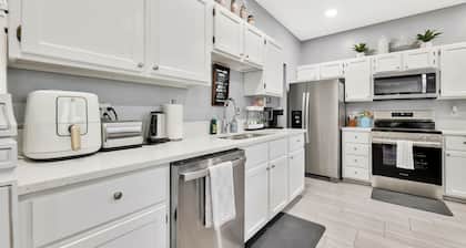 Wichita home, by the river, spacious 9 beds-game room with pool table, 1gb Wi-Fi