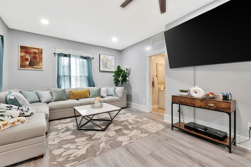 Wichita Home, By The River, Spacious 9 Beds-game Room With Pool Table, 1gb Wi-fi - Wichita, KS