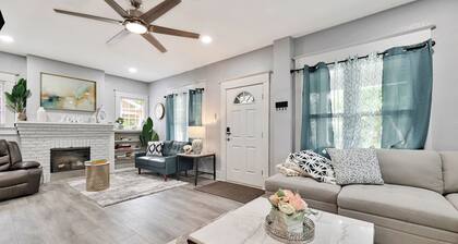 Wichita home, by the river, spacious 9 beds-game room with pool table, 1gb Wi-Fi