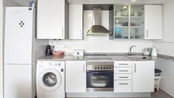 Frigorífico, horno y placa de cocina
