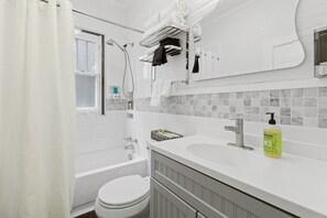 Sèche-cheveux, serviettes fournies, savon, shampoing