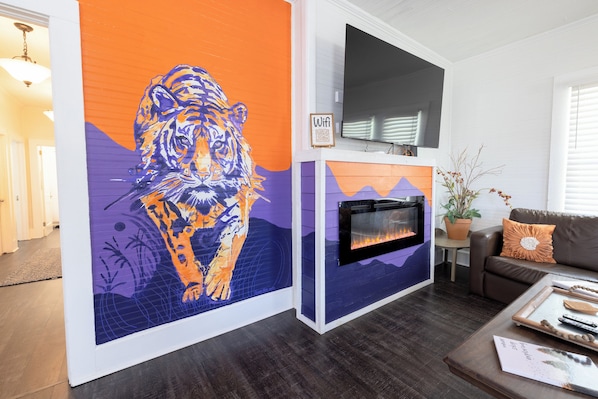 Smart-TV, peis og bøker