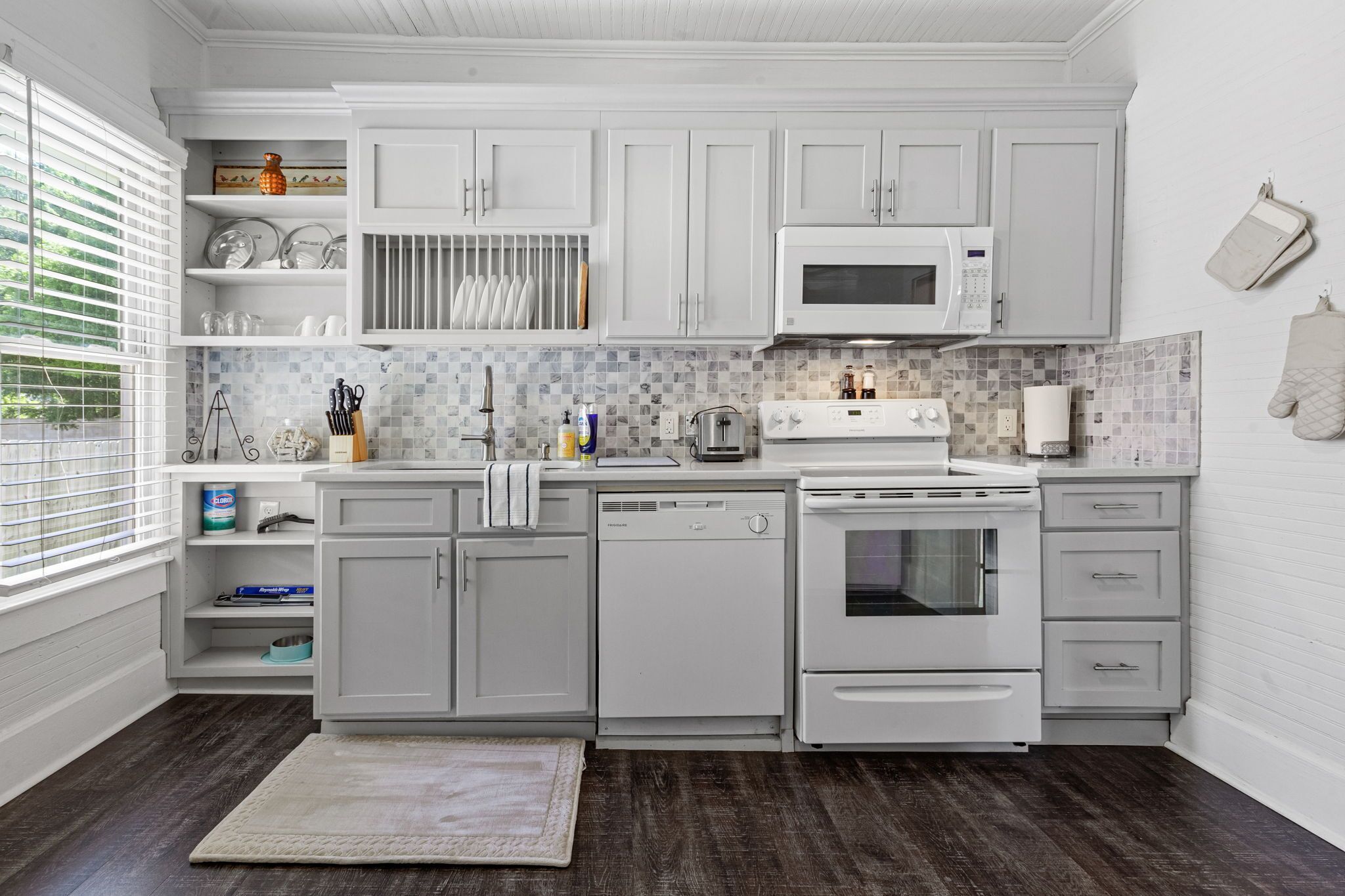 Refrigerador, microondas, horno y parrilla de estufa 