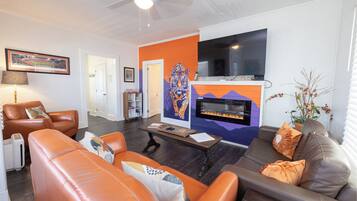 Smart-TV, Kamin, Bücher