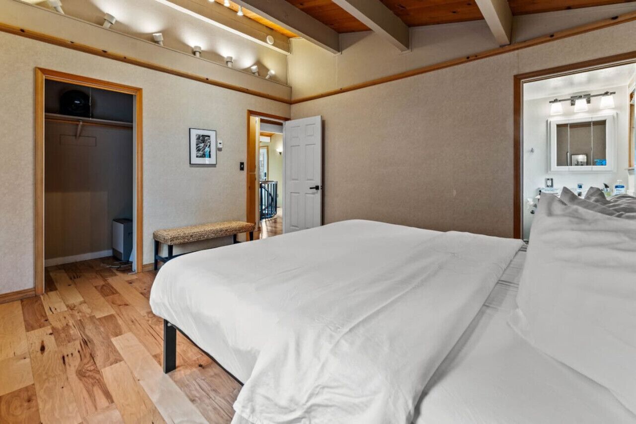 4 عدّة غرف نوم ومكتب ومكواة/لوح كي وسرير سفر