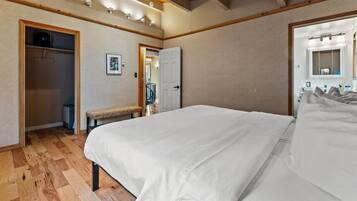 4 間睡房、書桌、熨斗/熨衫板、可攜式嬰兒床