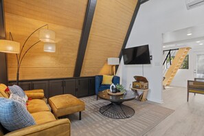 Smart TV - A-Mazing A-Frame / Tiny Home! / Loft/1 Mile to the Beach! (Waveland)