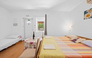 Free WiFi, bed sheets - Cozy apartment in Lozovac with swimming pool (Lozovac)