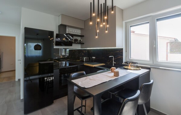 Kühlschrank, Ofen, Herdplatte, Geschirrspüler