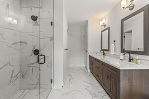 Shower, hair dryer, towels, soap - Spacious Premier Mountain Retreat conveniently located in Spring Creek! (Canmore)